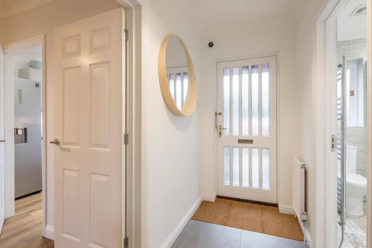 Lovely 1 Bed Apartment With Free Parking & Garden CBG Exteriör bild