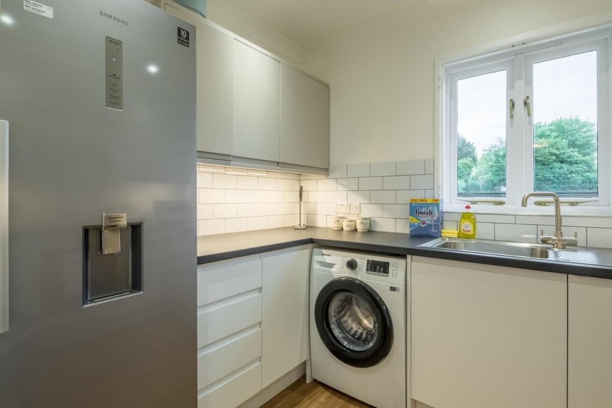 Lovely 1 Bed Apartment With Free Parking & Garden CBG Exteriör bild