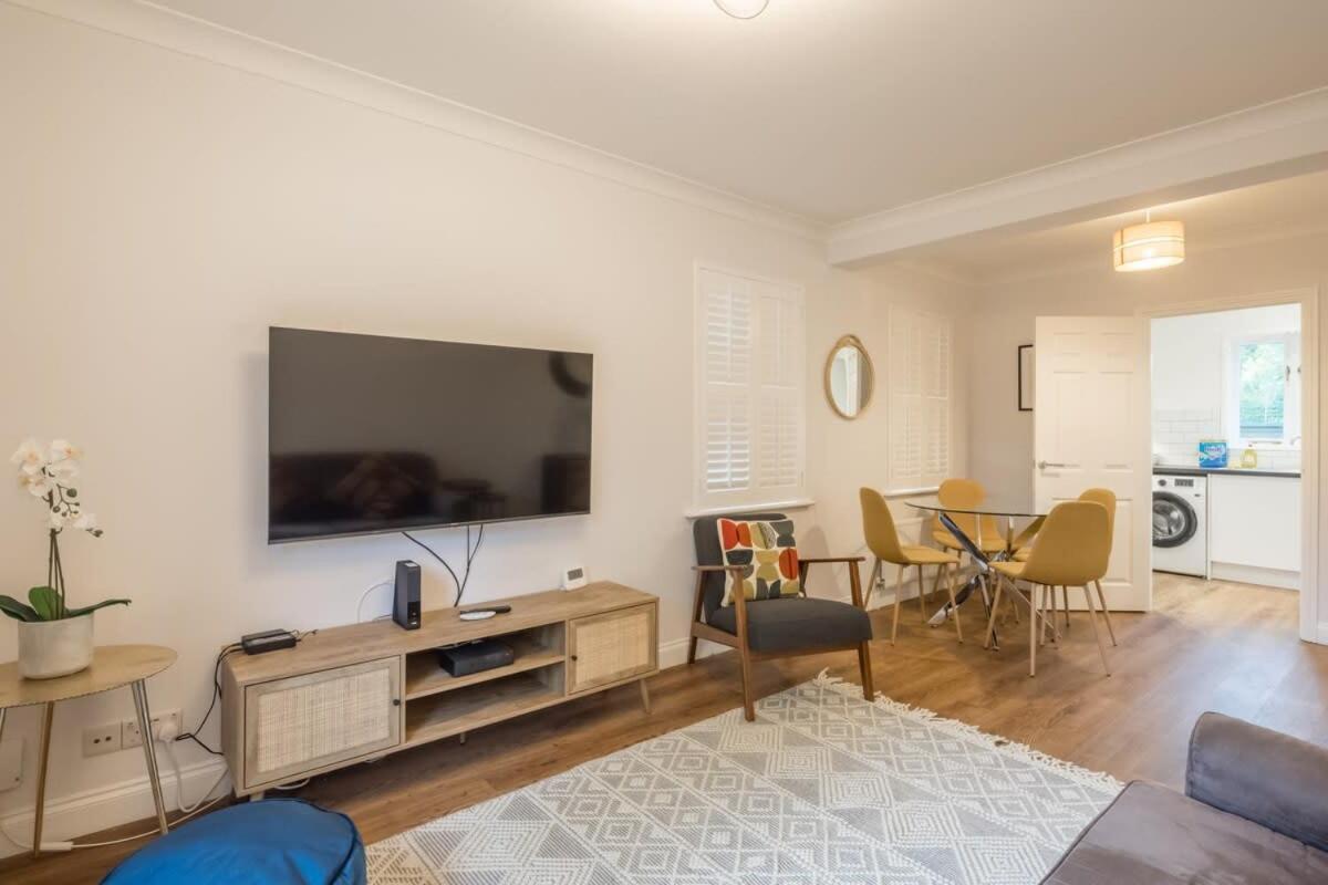 Lovely 1 Bed Apartment With Free Parking & Garden CBG Exteriör bild