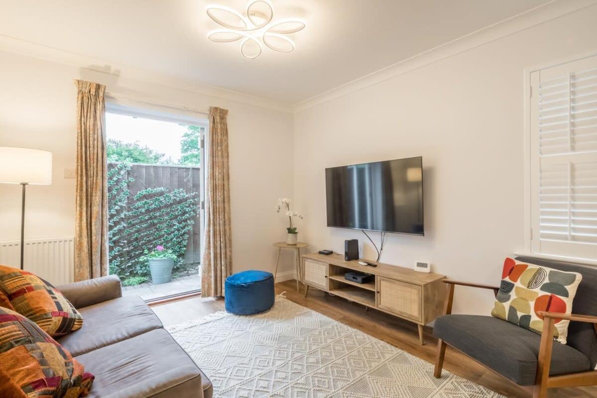 Lovely 1 Bed Apartment With Free Parking & Garden CBG Exteriör bild