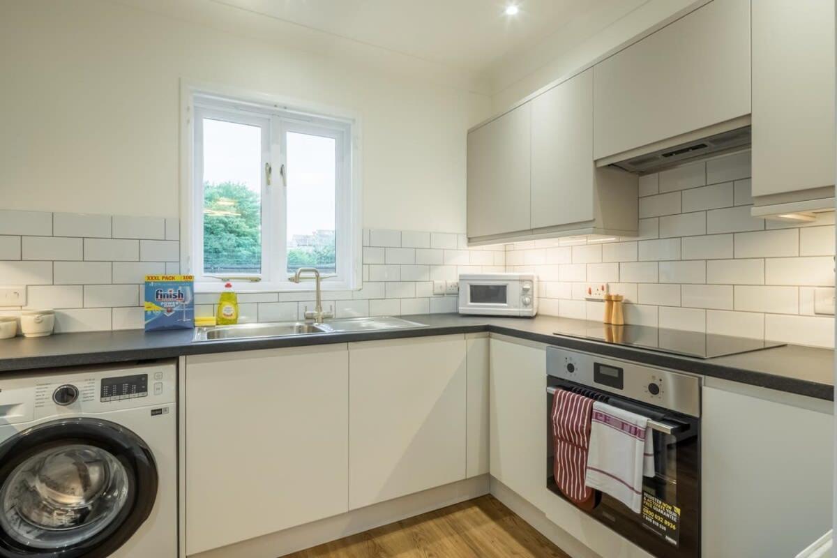 Lovely 1 Bed Apartment With Free Parking & Garden CBG Exteriör bild