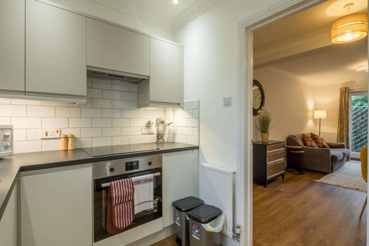 Lovely 1 Bed Apartment With Free Parking & Garden CBG Exteriör bild